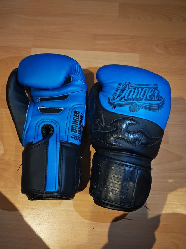 Guantes Kick Boxing Azul Danger.