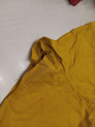 Mono amarillo con botones
