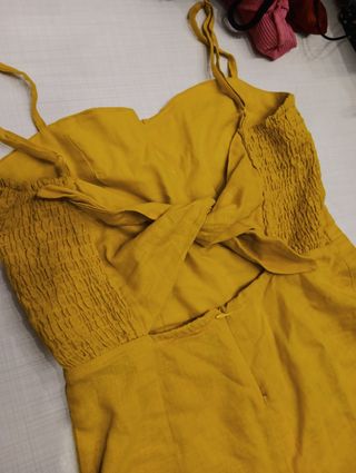 Mono amarillo con botones