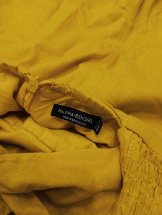 Mono amarillo con botones