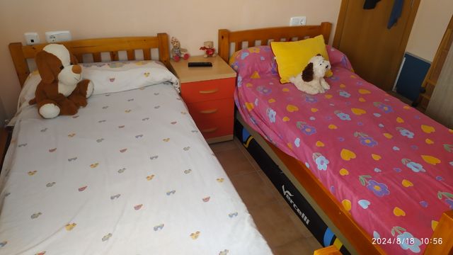 Literas de madera maciza o camas individuales.