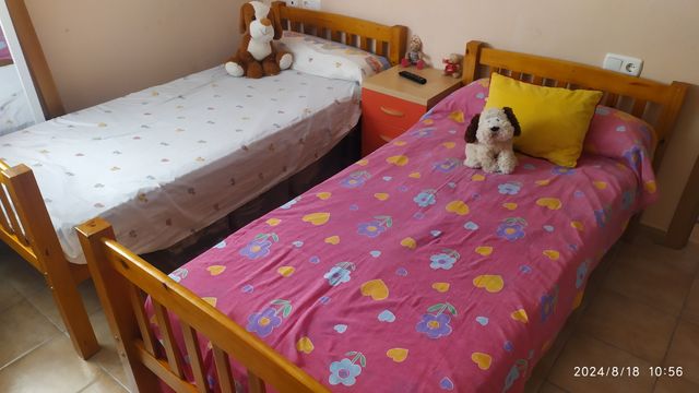 Literas de madera maciza o camas individuales.