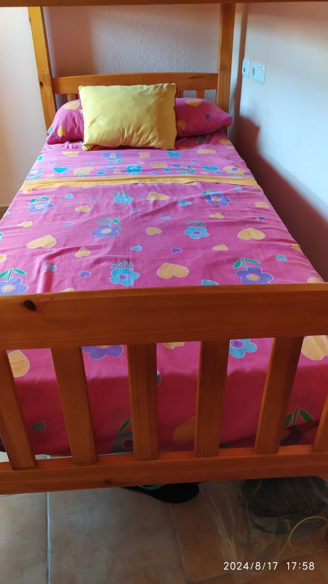 Literas de madera maciza o camas individuales.