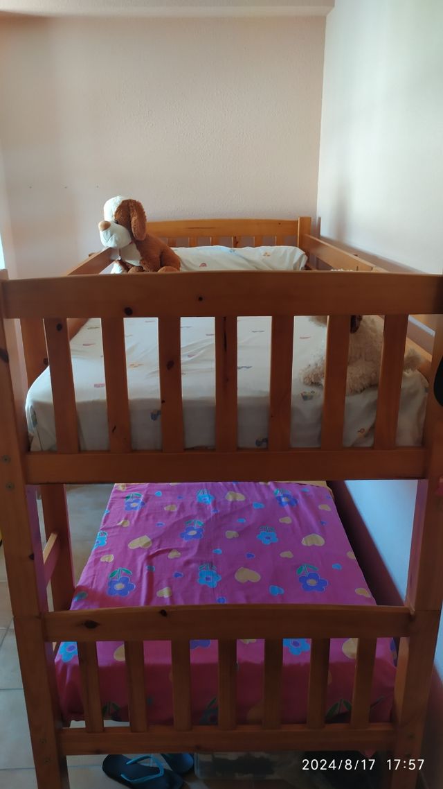 Literas de madera maciza o camas individuales.