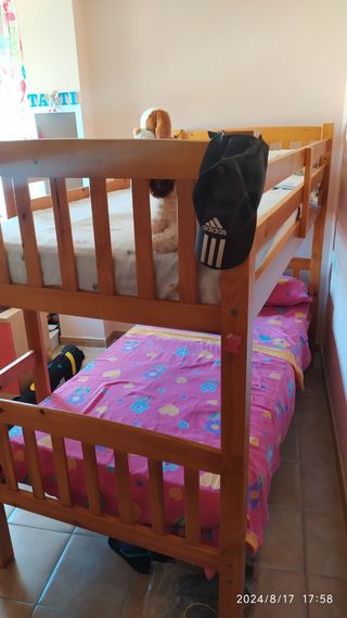 Literas de madera maciza o camas individuales.