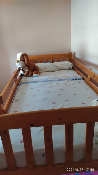 Literas de madera maciza o camas individuales.