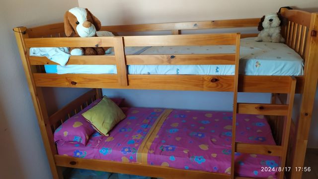 Literas de madera maciza o camas individuales.