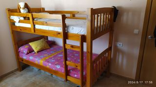 Literas de madera maciza o camas individuales.