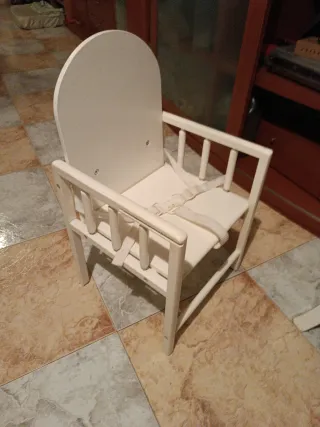 Trona de madera blanca