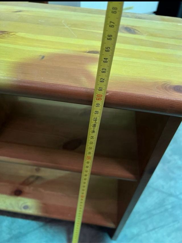 Mueble de madera con estantes