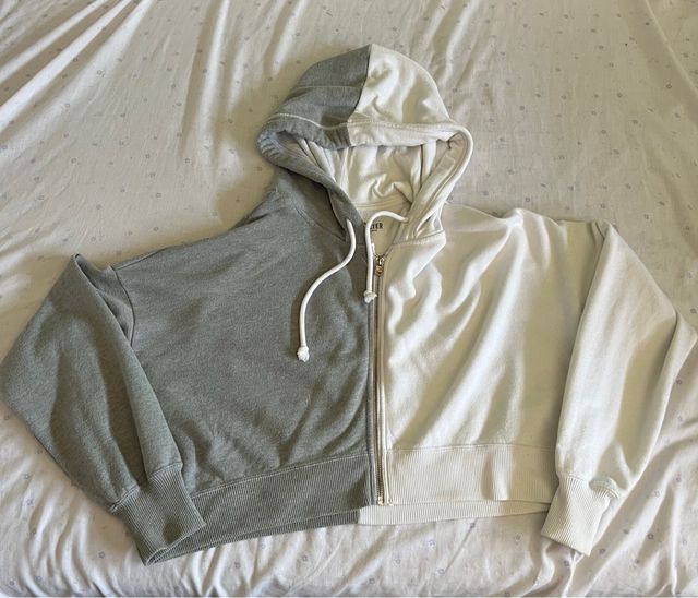 Chaqueta Hollister bicolor gris y blanca