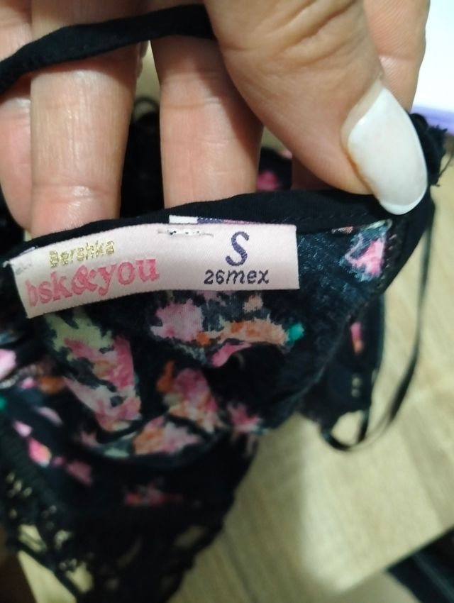 Top floral negro con flecos talla S