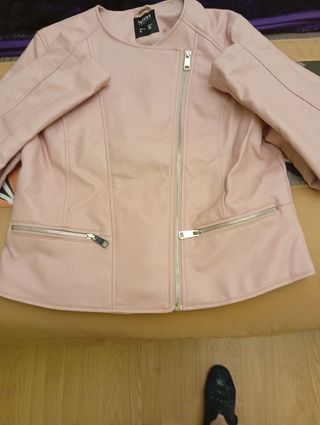 Cazadora efecto piel rosa Lefties Talla S