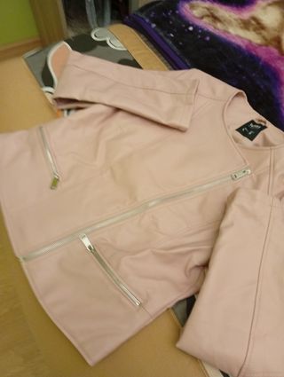 Cazadora efecto piel rosa Lefties Talla S