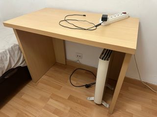 Escritorio de madera y plástico
