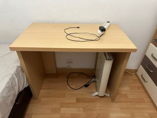 Escritorio de madera y plástico