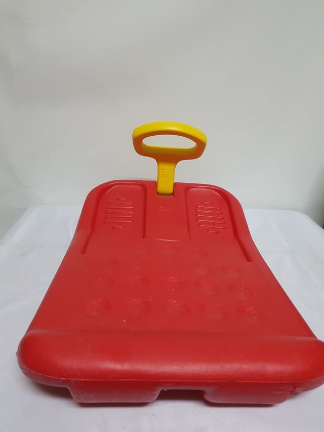 Trineo infantil rojo con asa amarilla