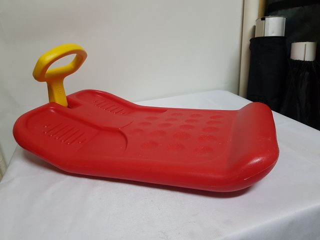 Trineo infantil rojo con asa amarilla
