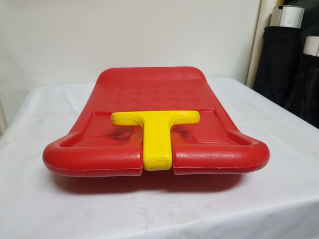 Trineo infantil rojo con asa amarilla
