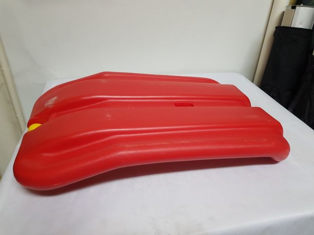 Trineo infantil rojo con asa amarilla