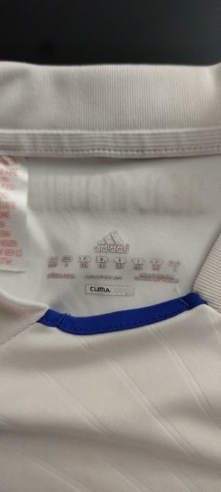 Camiseta y pantalón adidas.