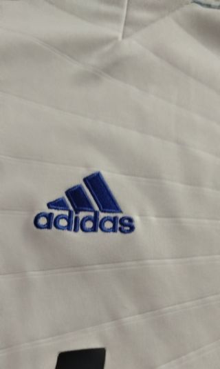 Camiseta y pantalón adidas.