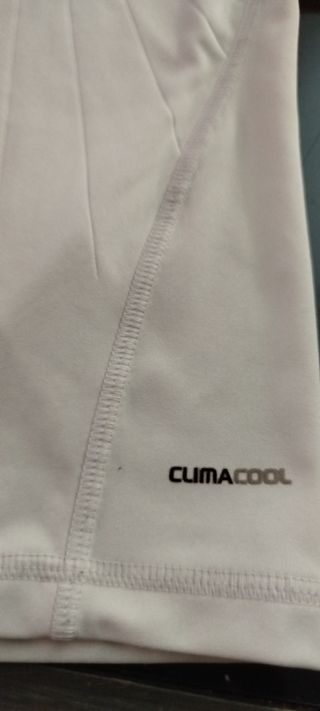 Camiseta y pantalón adidas.