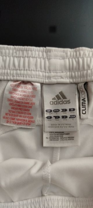 Camiseta y pantalón adidas.