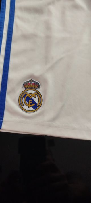 Camiseta y pantalón adidas.