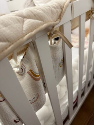 Cuna de bebé con colchoneta 