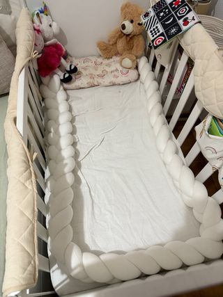 Cuna de bebé con colchoneta 
