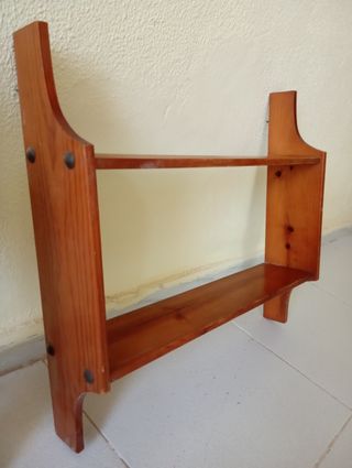 Estantería de madera marrón