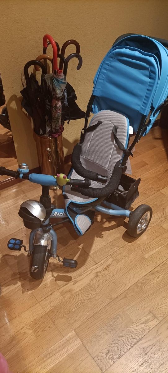 Triciclo azul con capota