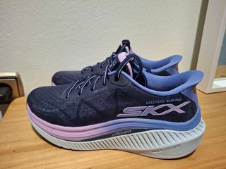 Zapatillas Skechers Slip-ins Azules y Rosas.