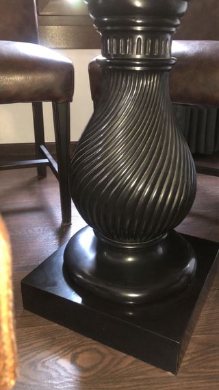 Mesa Comedor Cristal y Sillas Piel Marrón