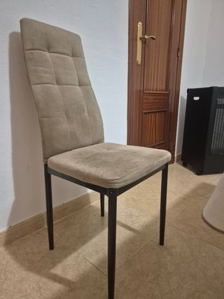 Sillas de comedor beige y marrón