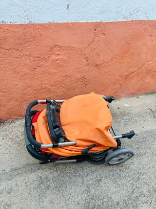 Carrito de bebé plegable naranja y rojo