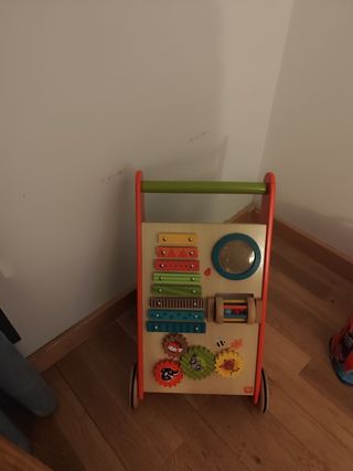 Andador para bebé con actividades