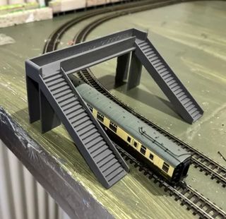 Passerella pedonale per modelli di treni a doppio binario