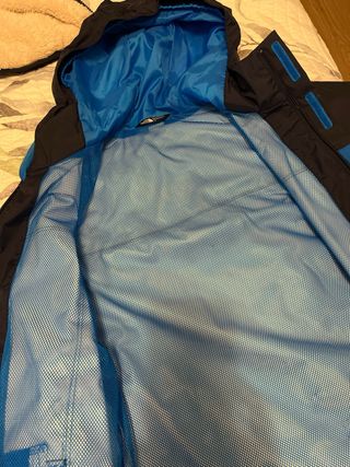 Cortavientos The North Face azul y negro