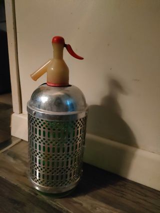 Sifón antiguo La Revoltosa con funda