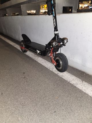 Patinete eléctrico negro y rojo