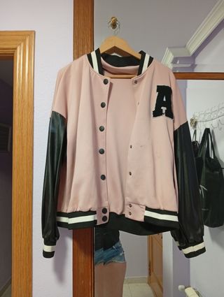 Chaqueta bomber rosa y negra