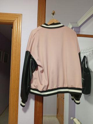 Chaqueta bomber rosa y negra