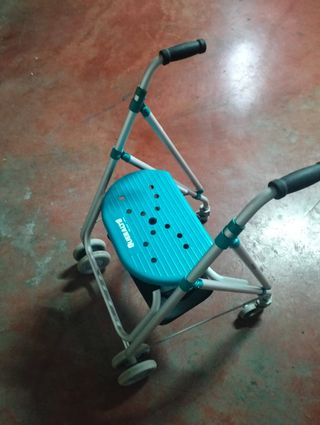 ANDADOR CON SILLA 