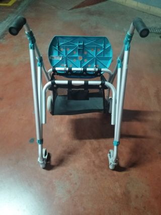 ANDADOR CON SILLA 