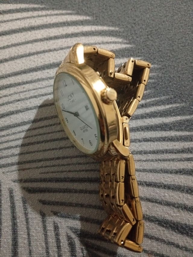 Reloj dorado JCKY Quartz
