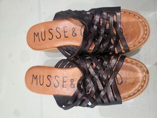 Zuecos Musse & Cloud Piel Negros y Marrones