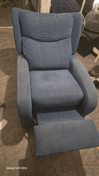 Sillón reclinable azul de tela