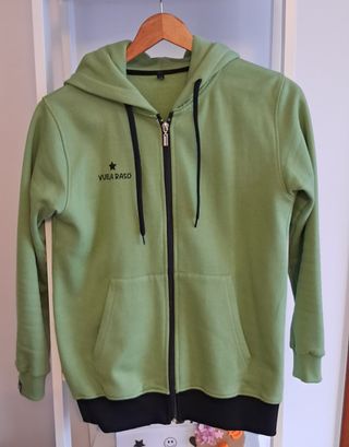 Sudadera verde con cremallera y capucha